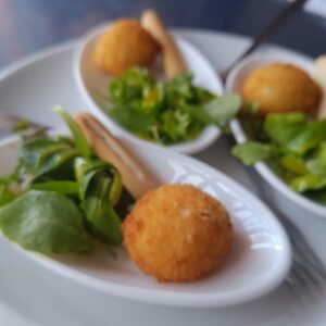 Mesón el pilar. Tapa: “Croqueta de queso y miel”